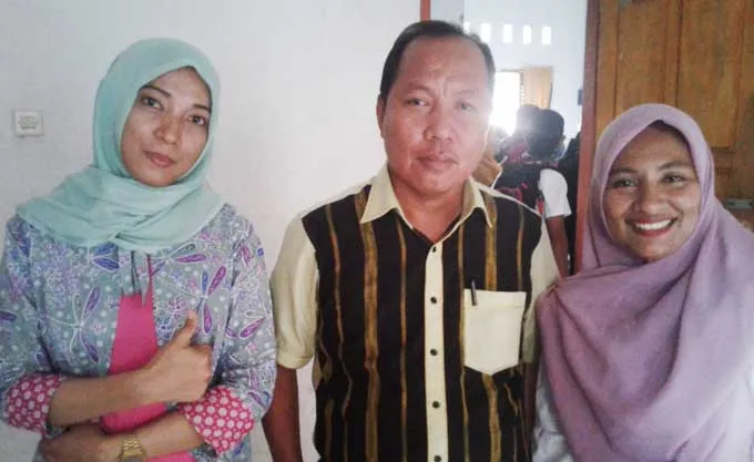 Nadar Kadis Pariwisata (tengah) - foto bersama Pokdarwis(Kelompok Sadar Wisata) dan Masyarakat Pengusaha Industri Kreatif