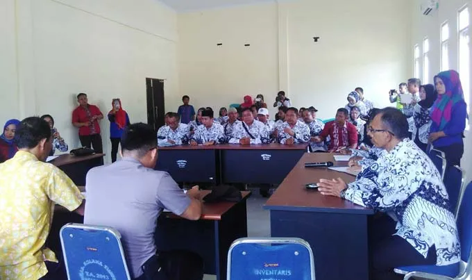 Lecehkan Profesi Guru, PGRI Koltim Demo di DPRD