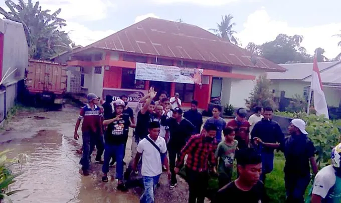 Dua Orang Diduga Penyusup Dikejar Pendemo KPU