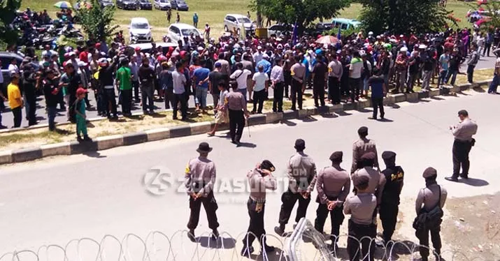 Pendukung Rasak Datangi KPU Sampaikan Kecurangan di Pilwali