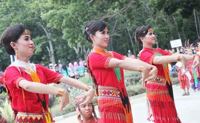 Ribuan Masyarakat Meriahkan Karnaval Budaya HUT Konawe