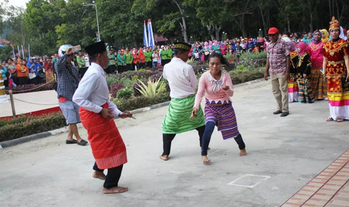 Ribuan Masyarakat Meriahkan Karnaval Budaya HUT Konawe