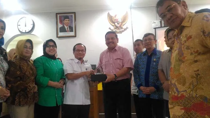 Ketua Komite II DPD RI, Parlindungan Purba menerima cindera mata dari Direktur Operasi Antam Tbk, Agus Zamzam saat melakukan kunjungan kerja di PT Antam UBPN Sultra.