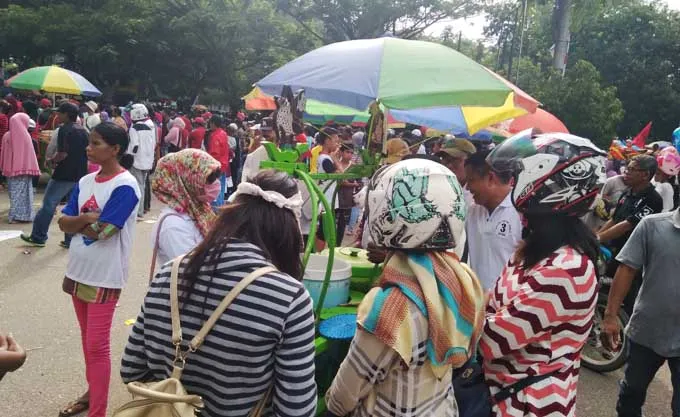 Pedagang Minuman Raup Untung Saat Kampanye Akbar Pilwali Kendari