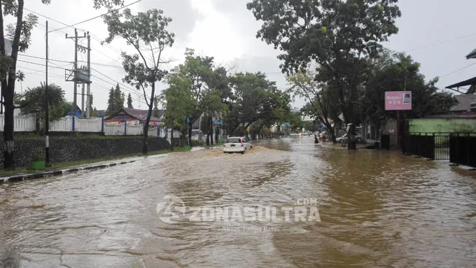 Pohon Tumbang Timpa Kantin DPD Golkar Sultra