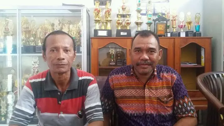 Kepala SMPN 2 Raha Alias Hamka (kanan baju batik) dan Sekretaris Panitia UNBK SMPN 2 Raha La Afi (kiri).