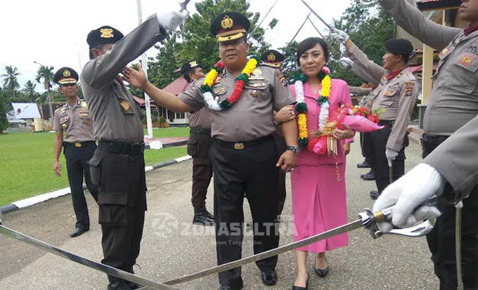Pisah Sambut Kapolres Konsel Diwarnai Suasana Haru