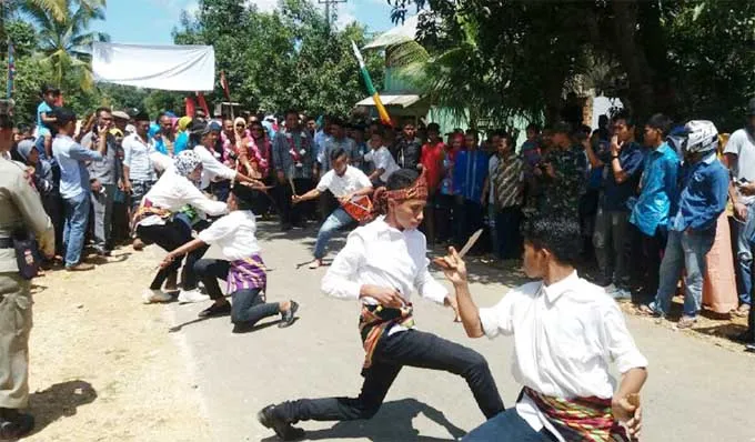 Resmikan Kampung Tenun di Muna, Tina Nur Alam Disambut dengan Silat Ewa