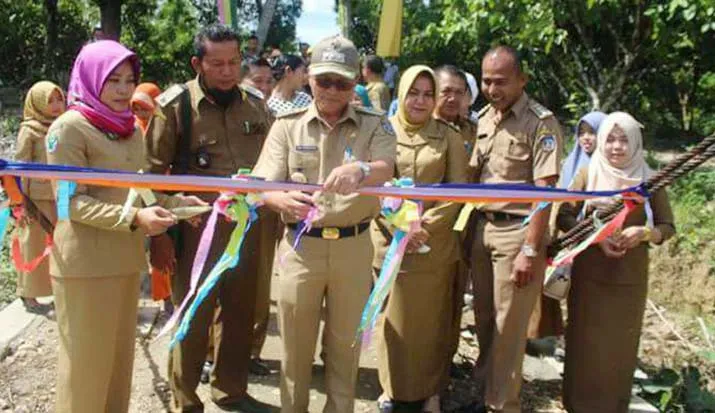 Bupati Koltim Tony Herbiansyah resmikan jembatan gantung yang bertempat di Kecamatan Aere Kabupaten Koltim