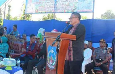 Sambutan Bupati Koltim Tony Herbiansyah dihadapan masyarakat Lalolae usai melaksanakan penanaman cabai di perkebunan percontohan di Kecamatan Lalolae