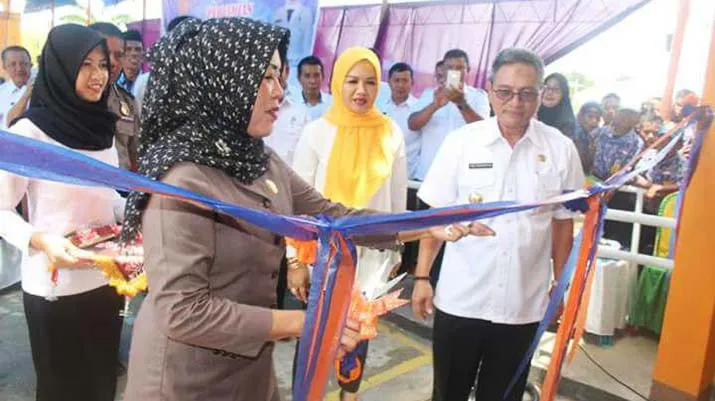  Bupati Koltim Tony Herbiansyah saat peresmian gedung unit sekolah baru SMP Negeri 6 Lambandia