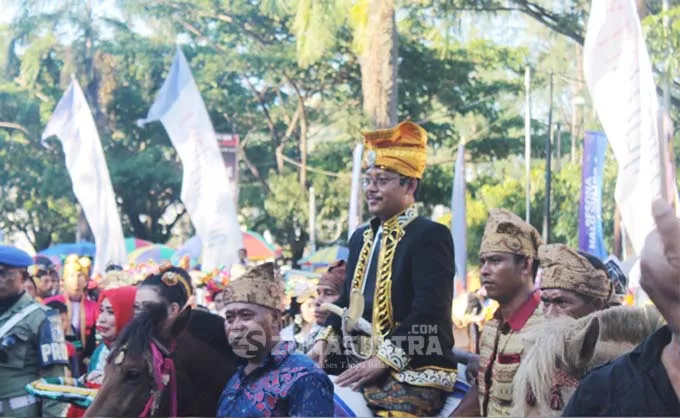 Pj Bupati Mubar Berkuda, Ruksamin-Rauf Kenakan Pakaian Petani di Karnaval Tenun Sultra