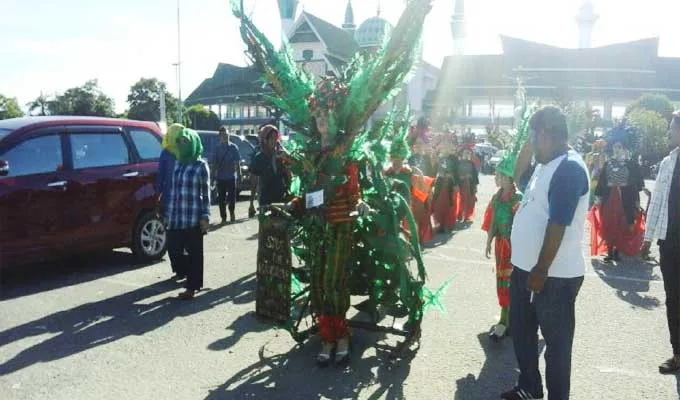 Pj Bupati Mubar Berkuda, Ruksamin-Rauf Kenakan Pakaian Petani di Karnaval Tenun Sultra