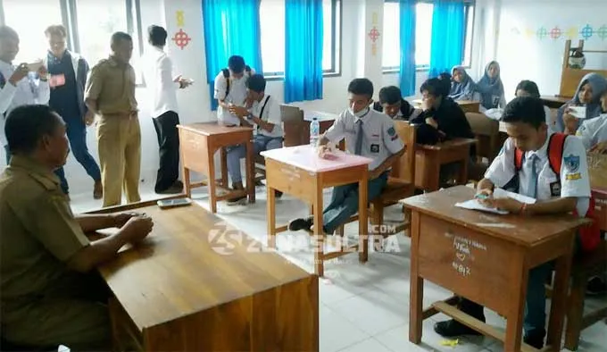 Tuntut Transparasi Dana BOS, Siswa SMAN 1 Raha Demo Kepala Sekolahnya