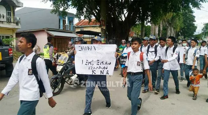 Tuntut Kepsek Dicopot, Ratusan Siswa SMAN 1 Raha Demo di Dikbud Muna
