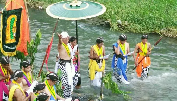 Wisatawan Asing Pun Ikut Asyik Nikmati Tumpeng