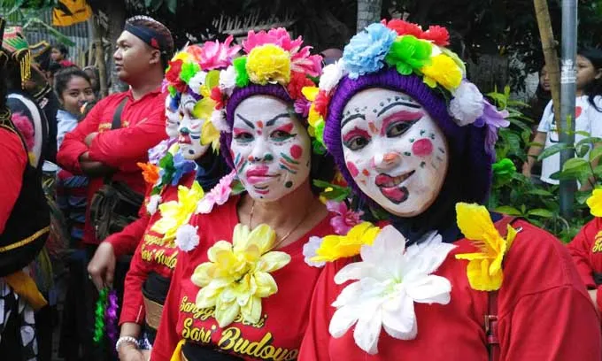 Wisatawan Asing Pun Ikut Asyik Nikmati Tumpeng