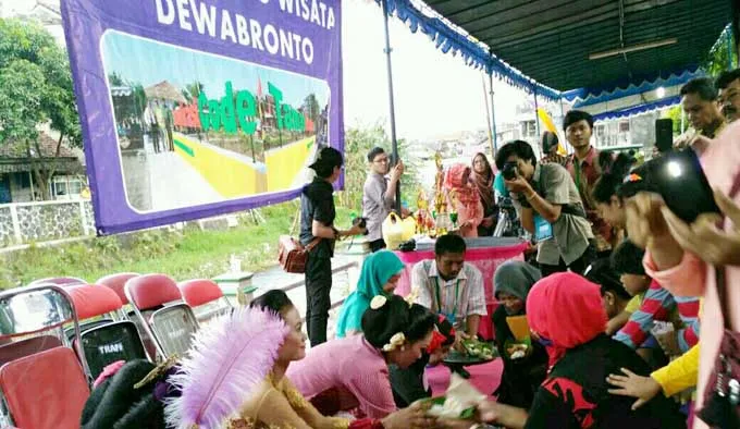 Wisatawan Asing Pun Ikut Asyik Nikmati Tumpeng