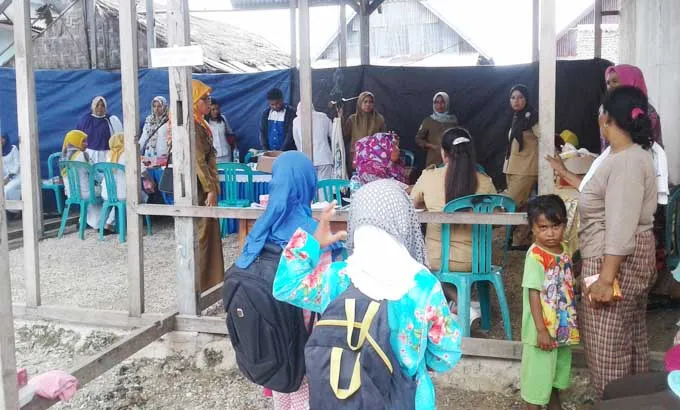  Kesehatan Gratis - Tenaga Medis Terlihat Sibuk Melayani