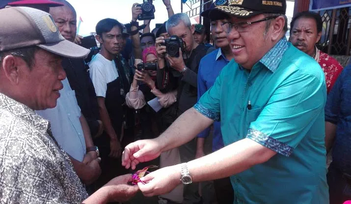 Wali Kota Kendari Serahkan Bantuan Kapal Ikan Kepada Nelayan