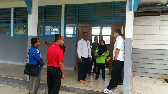 Anggota DPRD Sultra Tinjau Ruangan SMAN 1 Tongkuno yang Rusak