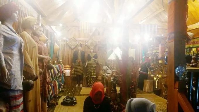 Pembukaan HUT Sultra ke-53, Stand Pameran Rumah Adat Kabupaten Muna Diserbu Pengunjung