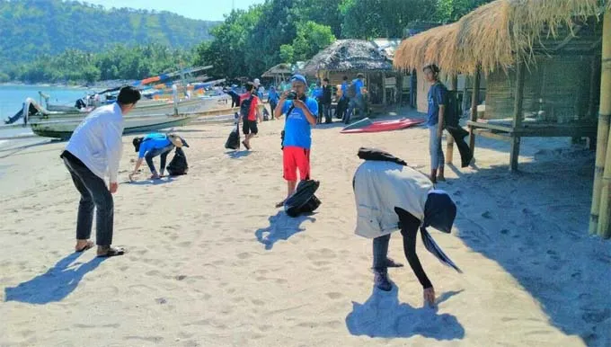 GenPI Lombok Sumbawa Gandeng Sejumlah Komunitas Gelar Aksi Beach Clean Up