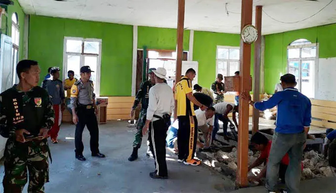 Jelang Ramadhan, Polsek Wangsel Bersihkan Masjid