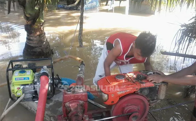 Banjir Mulai Surut, Warga Sibuk Jaring Ikan dan Memompa Air