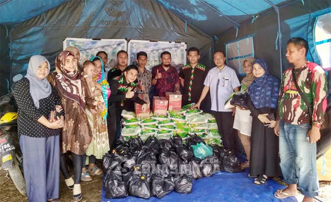 Management Hotal Zahra Beri Bantuan Korban Banjir Kali Wanggu