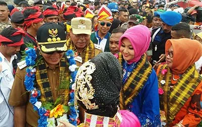 Jemput Bupati Rajiun, Ribuan Warga Mubar Penuhi Pelabuhan Nusantara Raha