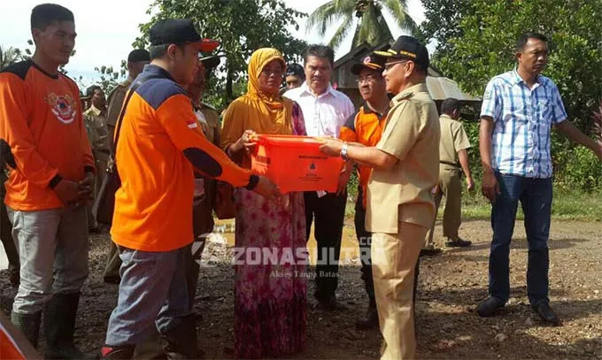 Bupati Konsel Serahkan Langsung Bantuan untuk Korban Banjir Desa Lawoila