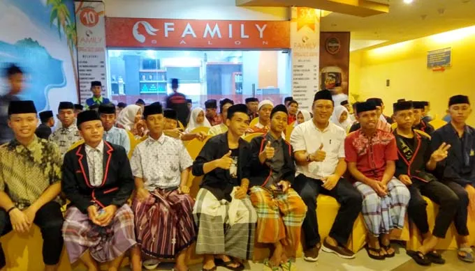 Alumni FTI UMI, Ruksamin Prakarsai Buka Puasa Bersama Anak Pondok Pesantren
