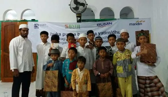 Bank Mandiri Grup dan BMH Sultra Bagi Paket Lebaran ke Santi Hidayatullah Kendari