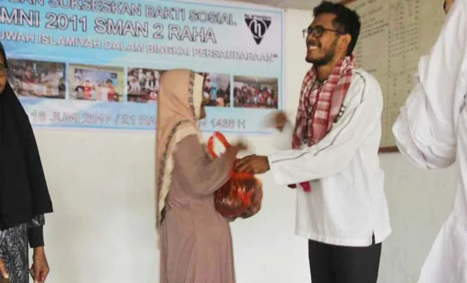 Berbagi Berkah Ramadan, IKA 2011 SMAN 2 Raha Lakukan Bakti Sosial