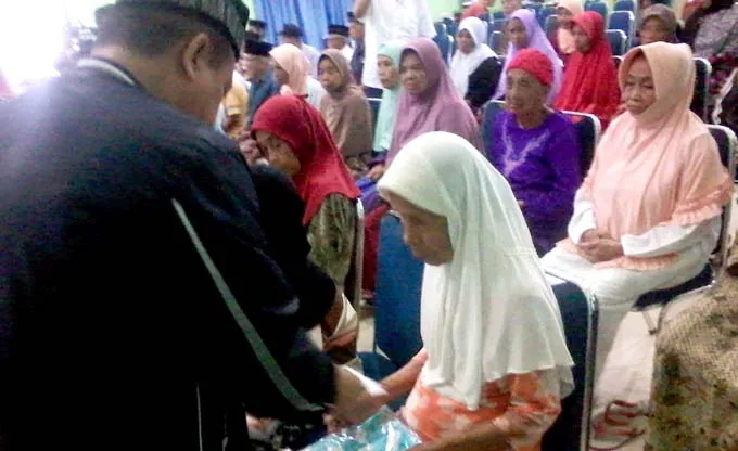 Umar Arsal Salurkan Bantuan, Penghuni Panti Panti Jompo Antusias