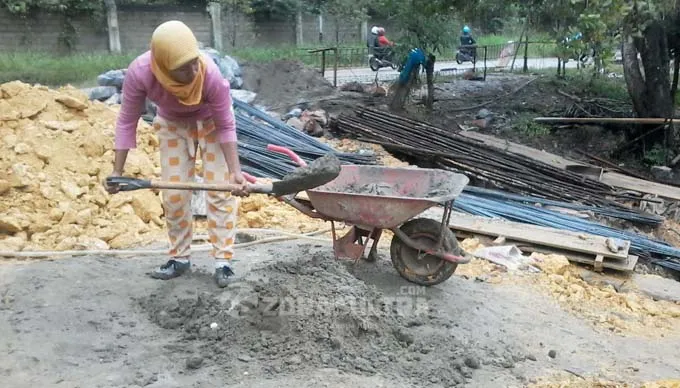 Nenek Ida dan Srikandi-Srikandi Buruh Bangunan di Hujan Bulan Juni