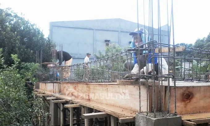 Nenek Ida dan Srikandi-Srikandi Buruh Bangunan di Hujan Bulan Juni