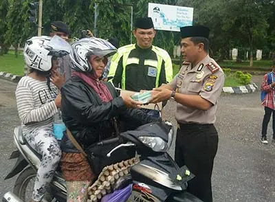 Polres Muna Berbagi Takjil Ramadhan Kepada Pengguna Jalan