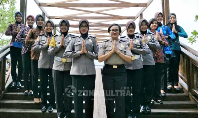 Berkah Ramadhan, Polwan Polres Wakatobi Berbagi dengan para Santri