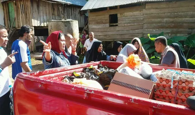 Ramadhan Berbagi, IKA 92 SMAN 2 Raha Bagikan Sembako pada 100 KK di Desa Liangkabori