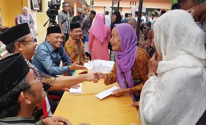 Akhir Masa Jabatan, Rusda Mahmud Bagi Zakat di 3 Kecamatan