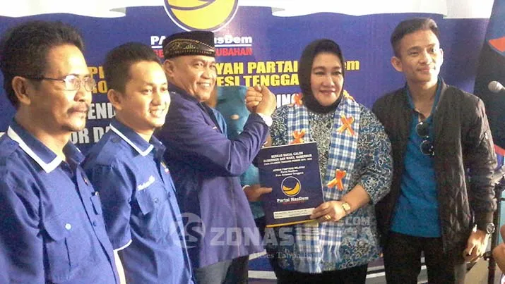 Tina Nur Alam dan Ridwan Bae Bersamaan Kembalikan Formulir di Nasdem