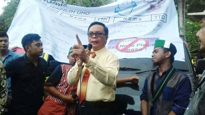 Puluhan Guru Besar dan Dosen UHO Gelar Demo Anti Plagiat