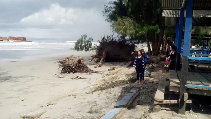 Dihantam Ombak, 10 Gasebo Wisata Panggulawu di Konut Rusak