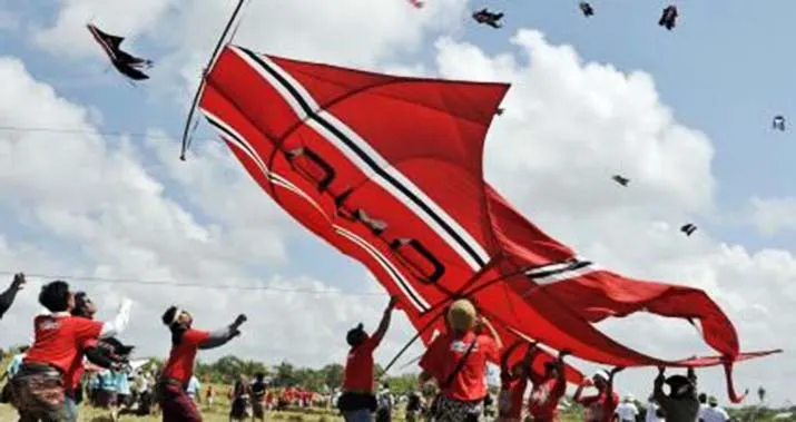 Lomba Layang-Layang Memukau Wisatawan di Pantai Padanggalak Bali