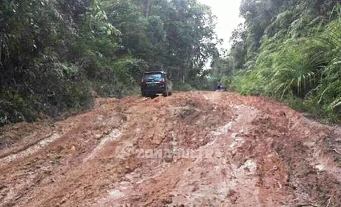 Jalan Penghubung Lasolo-Meluhu Rusak, Pengendara yang Melintas Dikenakan Tarif Jasa Perbaikan