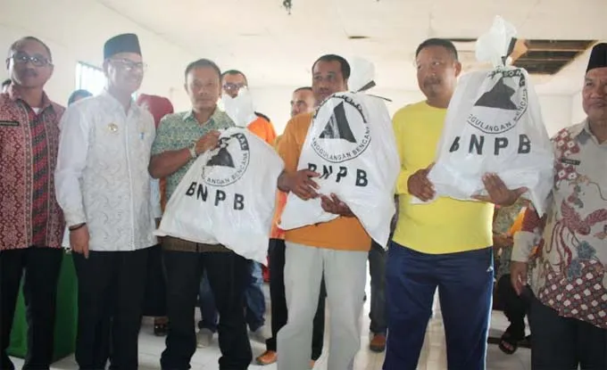 Lima Bulan Menunggu, Akhirnya Pemkab Konsel Serahkan Bantuan Korban Puting Beliung