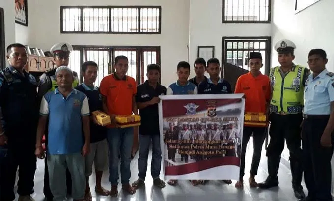 Rayakan HUT Bhayangkara Ke 71, Satlantas Polres Muna Besuk Tahanannya
