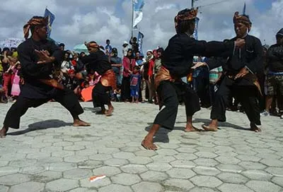 Tari Kompania Sambut Peserta Sail Wonderful Indonesia di Butur